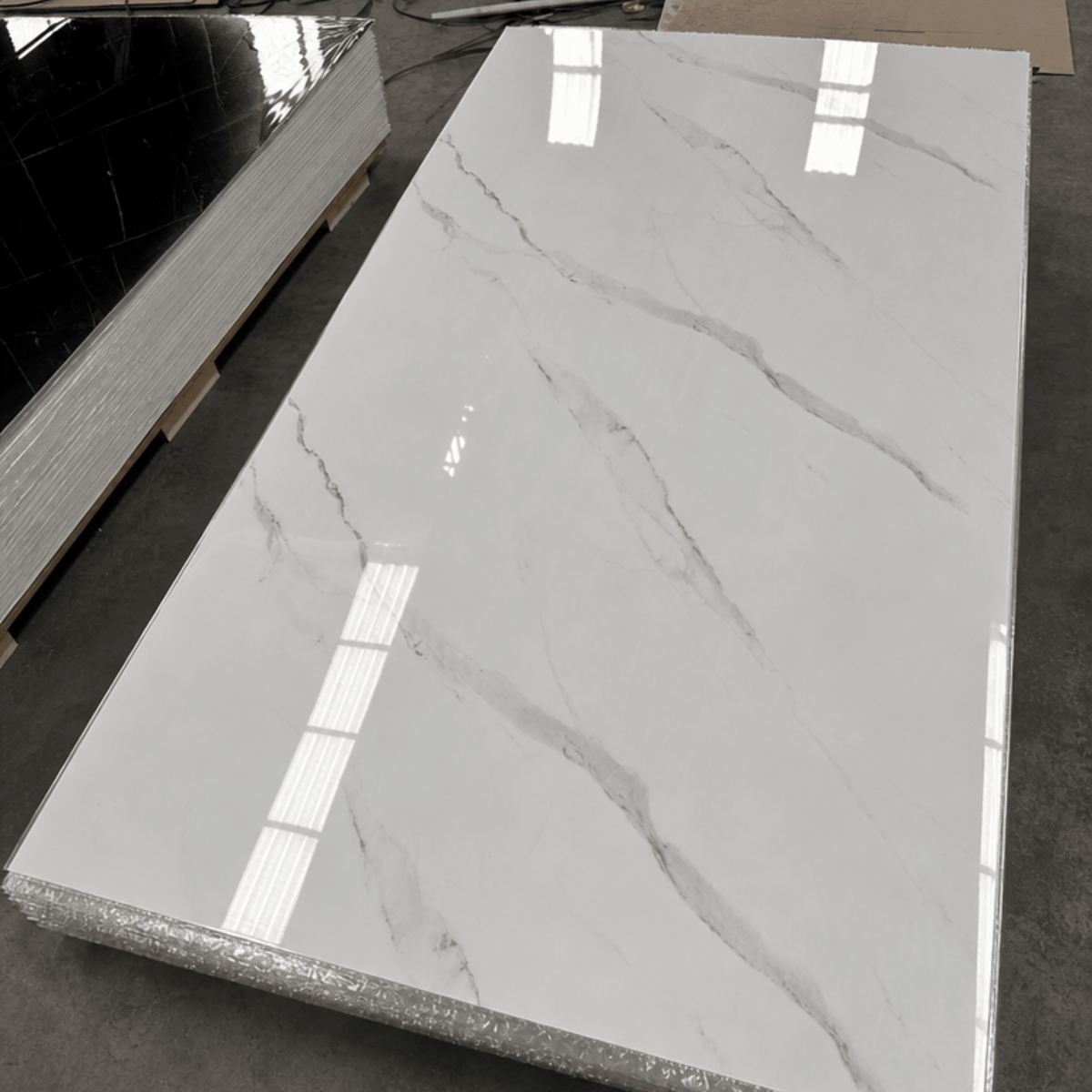 Placa PVC Carrara detalle veta mármol blanco elegante