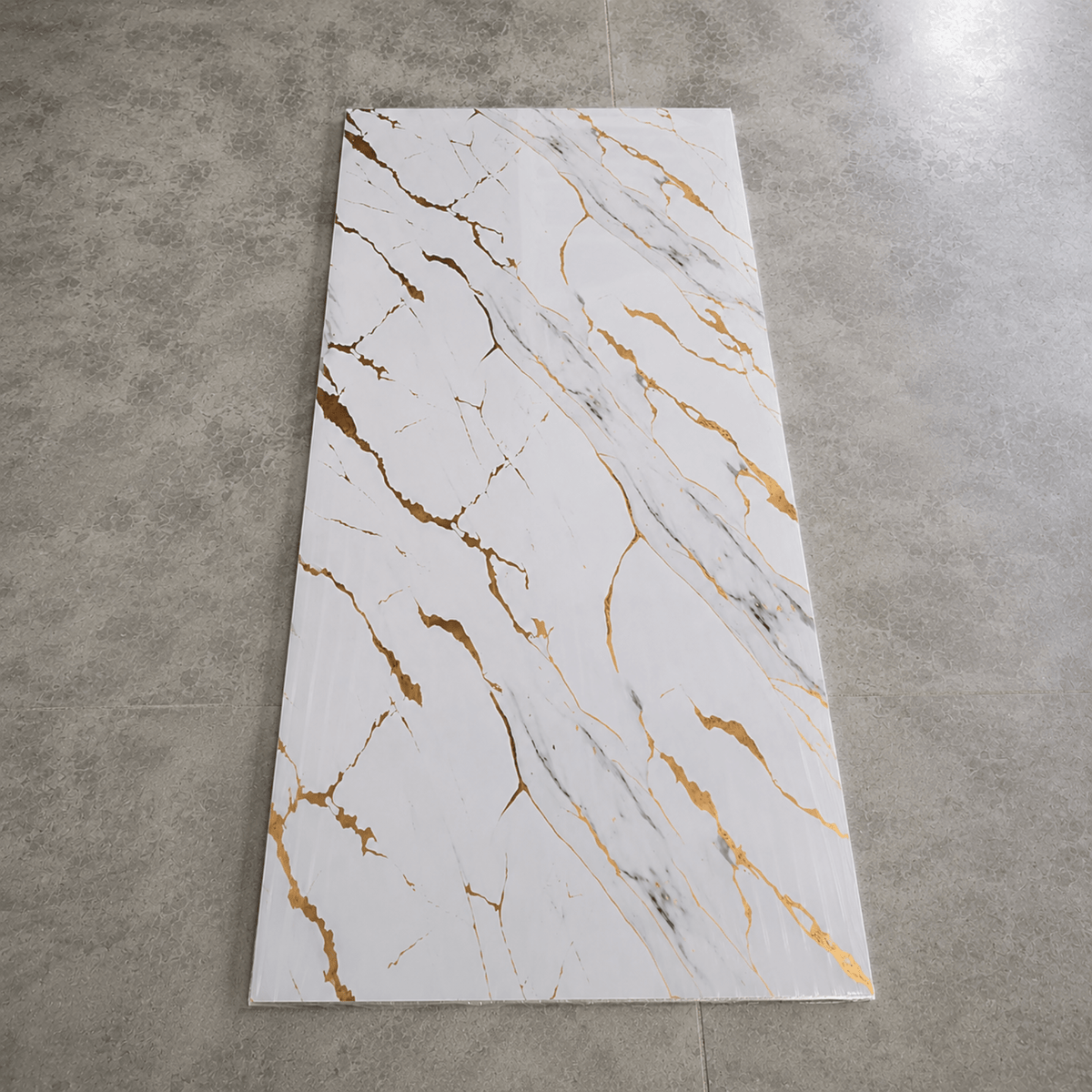 Placa PVC Blanco Dorado detalle veta dorada elegante | SRJ Tu Hogar Uruguay