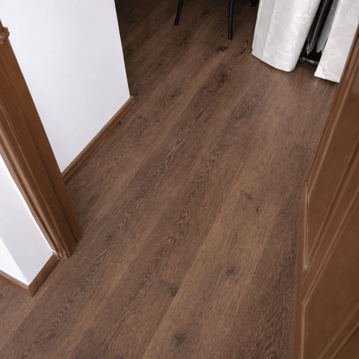 Piso vinílico SPC Castaño detalle veta madera oscura click | SRJ Tu Hogar Uruguay