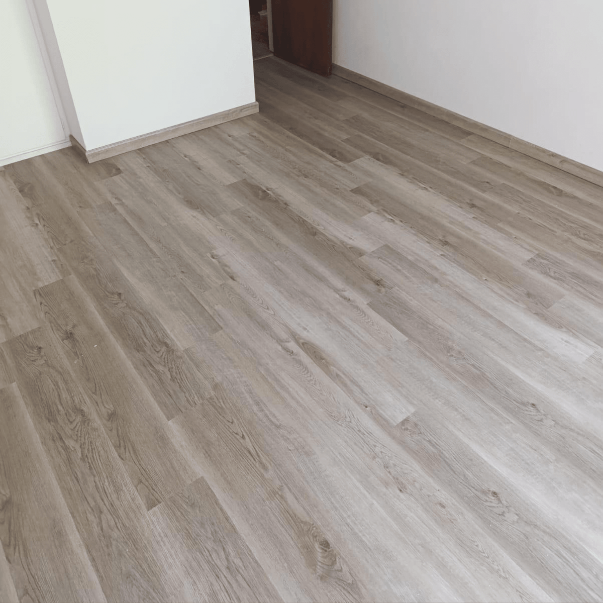 Piso vinílico SPC Roble Americano detalle veta roble click | SRJ Tu Hogar Uruguay