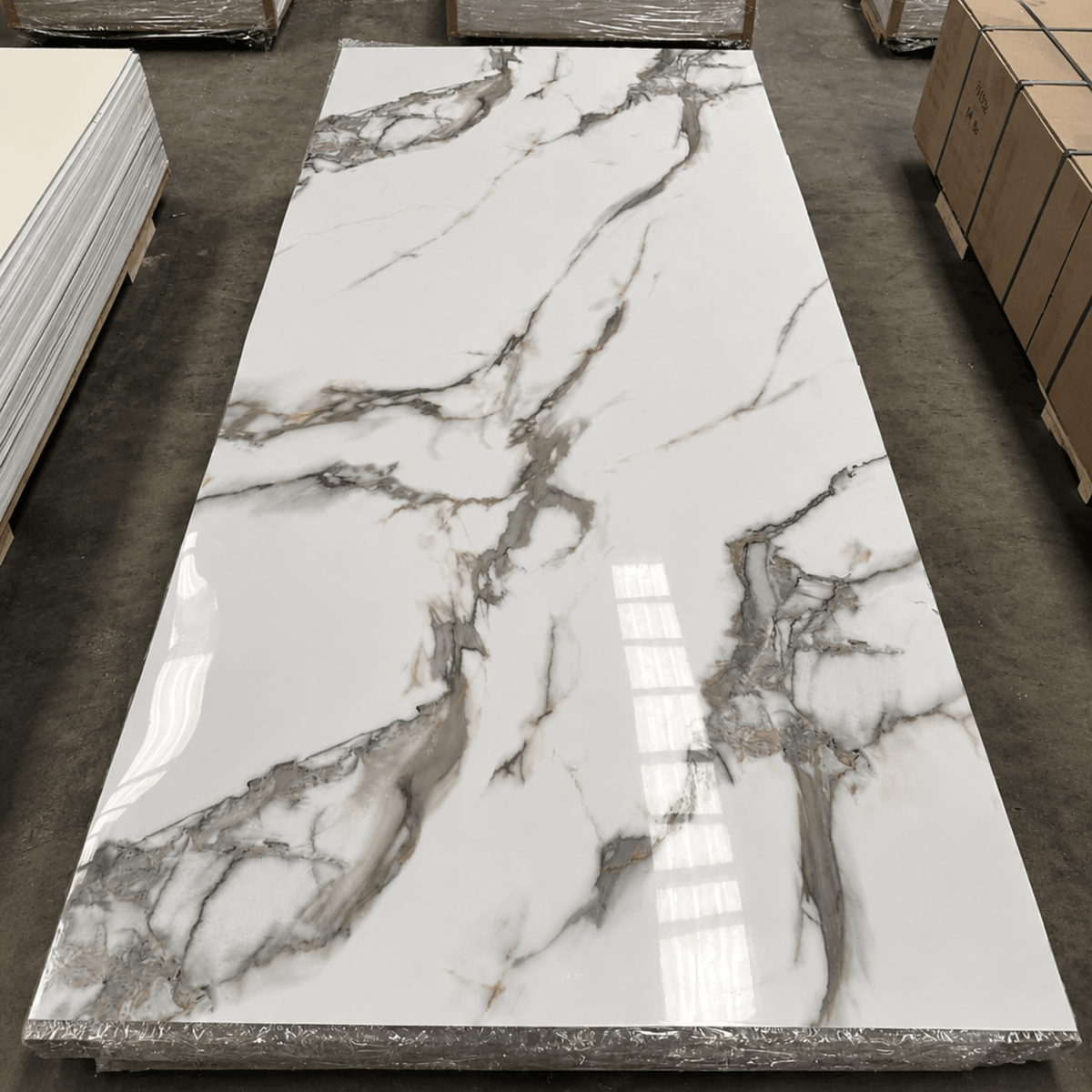 Placa PVC Calacatta detalle veta gris sobre blanco
