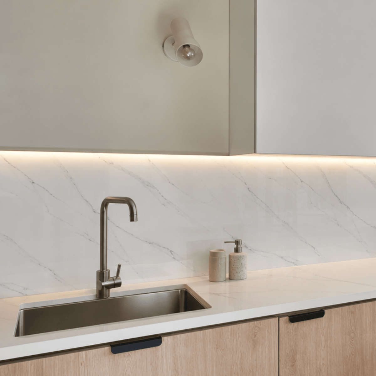 Placa PVC mármol Blanca Carrara instalada en baño moderno