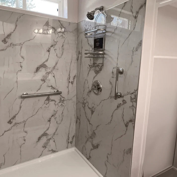 Revestimiento PVC símil mármol Venato blanca pared baño | SRJ Tu Hogar Uruguay