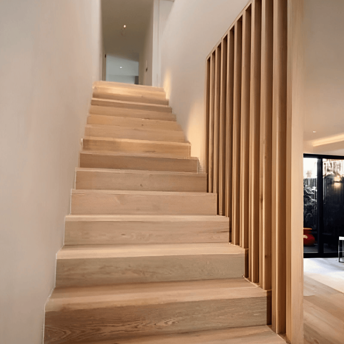 Viga WPC Encino instalada en techo sala estilo contemporaneo | SRJ Tu Hogar Uruguay