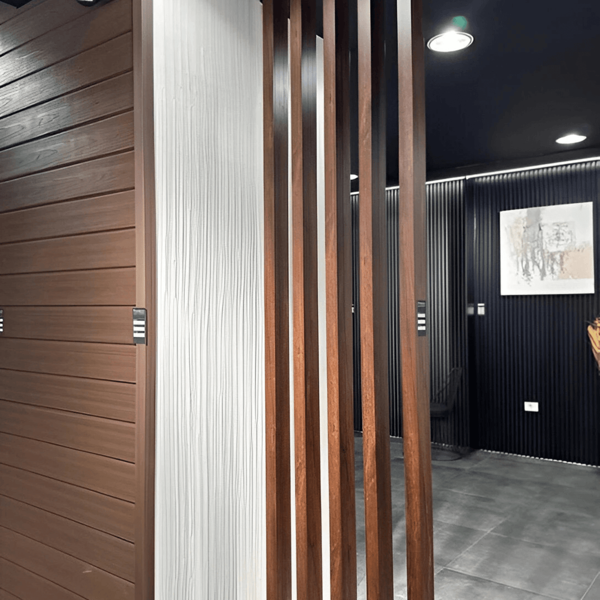 Viga WPC Nogal Oscuro instalada en techo estilo rústico premium | SRJ Tu Hogar Uruguay