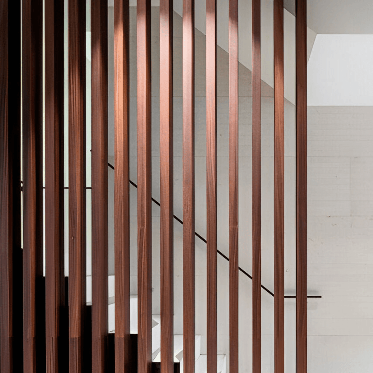 Vigas WPC símil madera Nogal Oscuro decoración techo elegante | SRJ Tu Hogar Uruguay