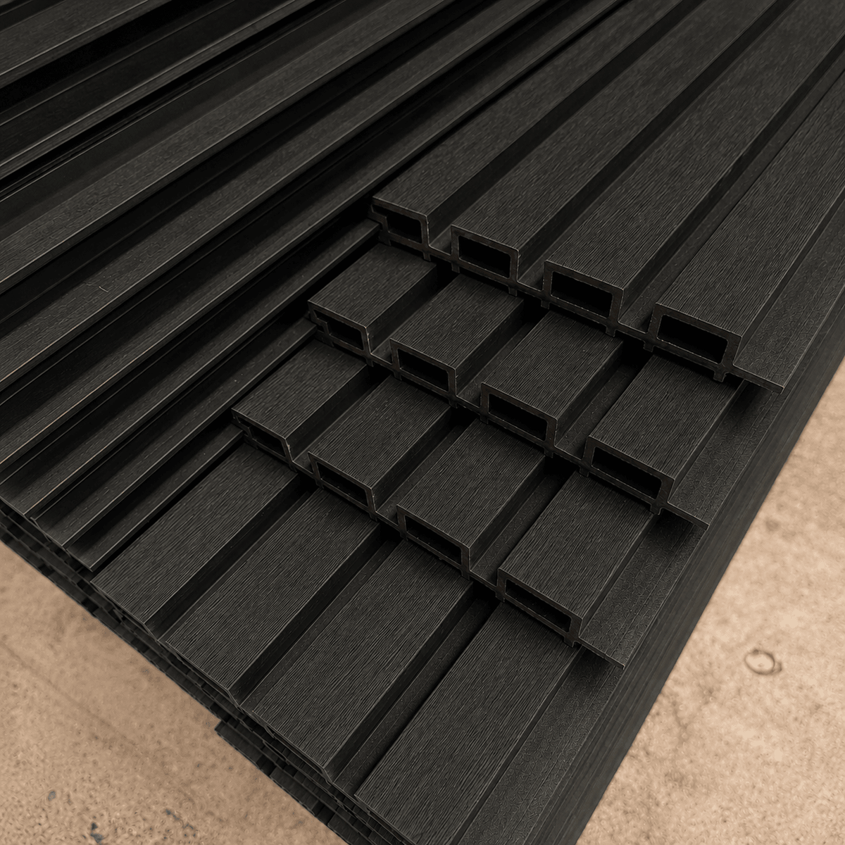 Panel WPC exterior Negro instalado en fachada moderna premium | SRJ Tu Hogar Uruguay