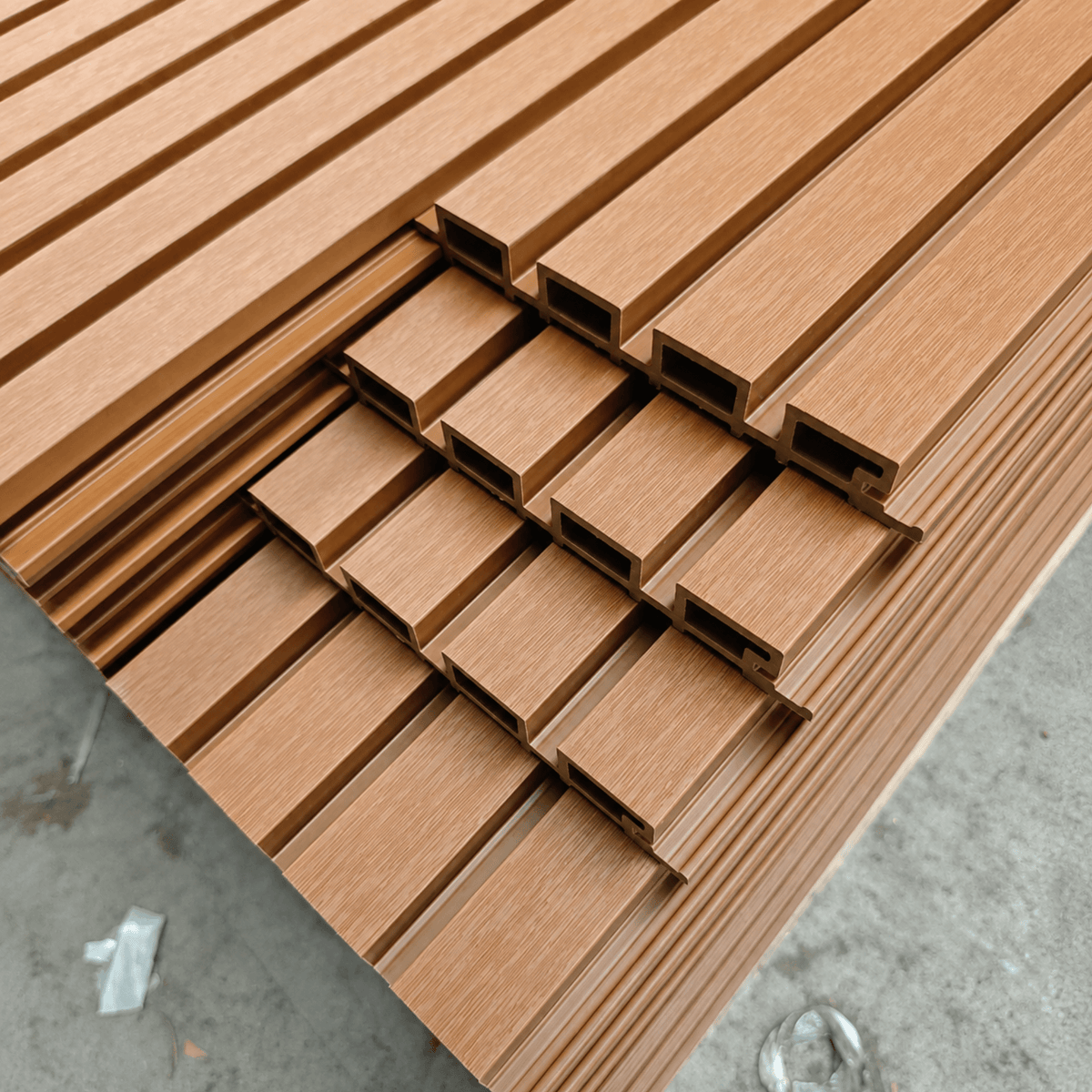 Panel WPC exterior Teak instalado en fachada estilo tropical | SRJ Tu Hogar Uruguay